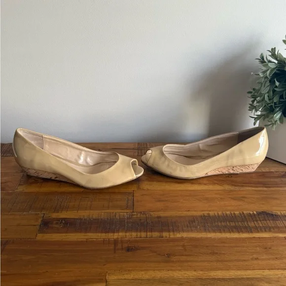Talbots Women's Tan Nude Patent Leather Peep Toe Wedges Size 7.5 - Picture 3 of 6